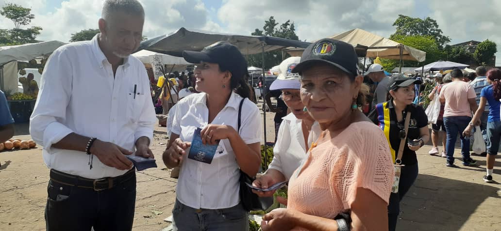 AlcidesLeonett's tweet photo. #26Ago23 
Con la presencia de nuestra Sec. Gral. @sandraalfaro y de los compañeros @albanelyrengel Eudorina Moya, Aída Benavides y José Rambert, realizamos un #Volanteo en el mercado del Avión Pquia #LosGodos llevando el mensaje de @prospericarlos 
@ADemocratica
@hramosallup https://t.co/tCZrK7rHJ4