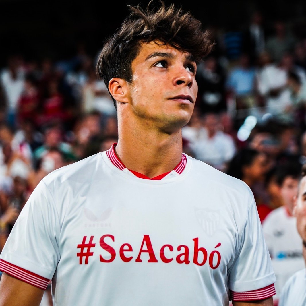 Erafutbolfem's tweet photo. 👏 Los jugadores del SEVILLA lucieron una camiseta con el lema "Se Acabó" en apoyo a @Jennihermoso https://t.co/IuVZwIwtdl