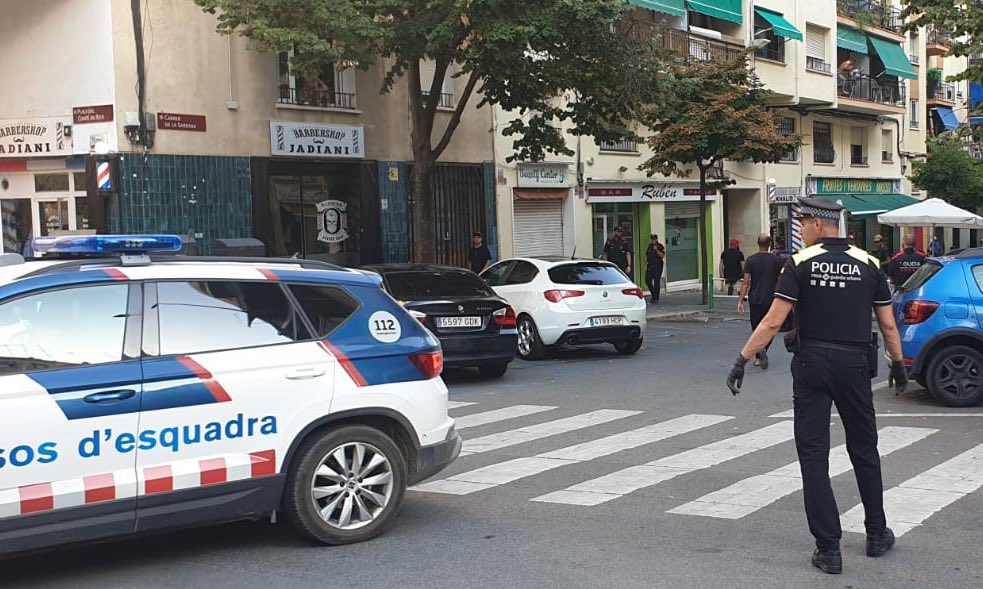 BarrioSeguro_es's tweet photo. ‼️ #URGENTE 

Fuerte despliegue de Mossos y Guardia Urbana en Reus para evitar problemas de seguridad con los jóvenes marroquíes y sudamericanos que intentan controlar el barrio.

25 identificados en plaça de la Sardana y plaça de la Pastoreta. https://t.co/yg3MamxHqu
