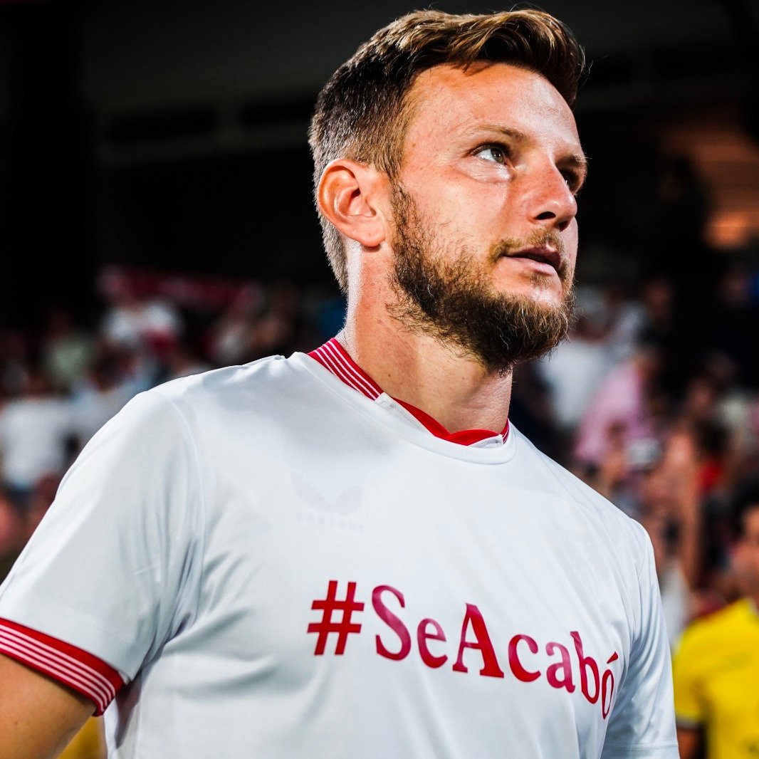 Erafutbolfem's tweet photo. 👏 Los jugadores del SEVILLA lucieron una camiseta con el lema "Se Acabó" en apoyo a @Jennihermoso https://t.co/IuVZwIwtdl