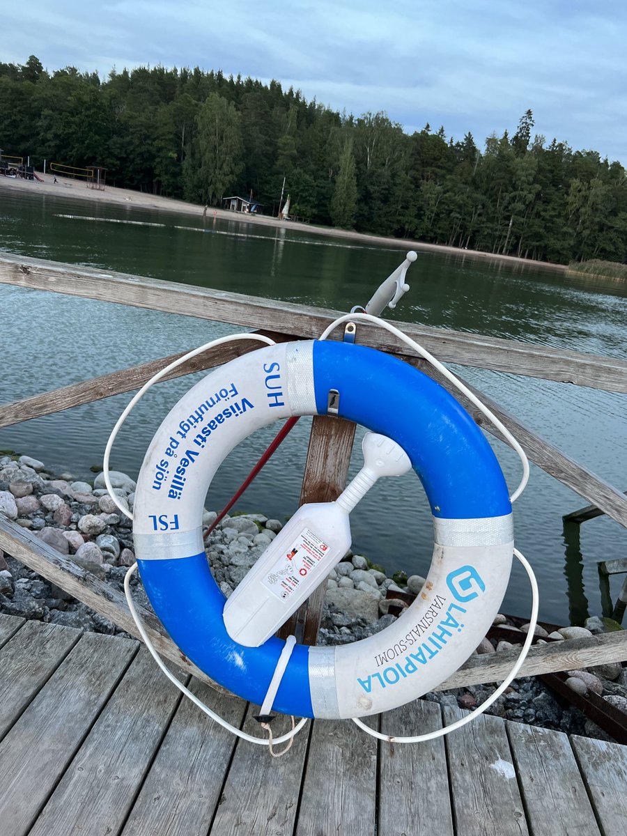 #Uimataito on ollut meille monelle itsestään selvyys ja tavallaan ”verenperintö”. Uimassa käytiin ensin perheen ja myöhemmin kavereiden kanssa. Nyt ei tilanne uimarannalla olekaan sama, joten opiskele, miten pelastusrengasta käytetään. Terveiset Ruissalosta. ⁦