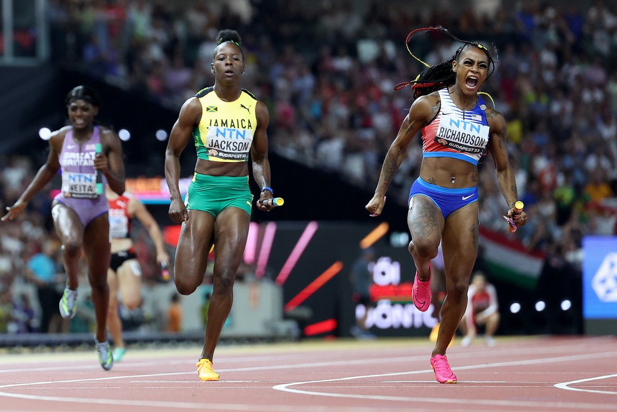FloTrack's tweet photo. NO ONE COULD STOP @TeamUSA 

Sha'Carri Richardson holds off Shericka Jackson on the anchor to secure gold for the U.S. in the women's 4x100m in a 41.03 championship record 🇺🇸

A sweep of the 4x100m titles for the Americans #WorldAthleticsChamps

🥈 🇯🇲-41.21
🥉 🇬🇧-41.97

📸 Getty https://t.co/XpcYI25P7Y
