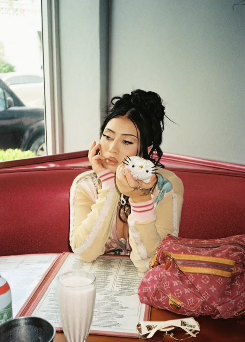 LaUnicaUpdates's tweet photo. 🍒

[kali uchis via tik tok] https://t.co/9C6WITPdd7