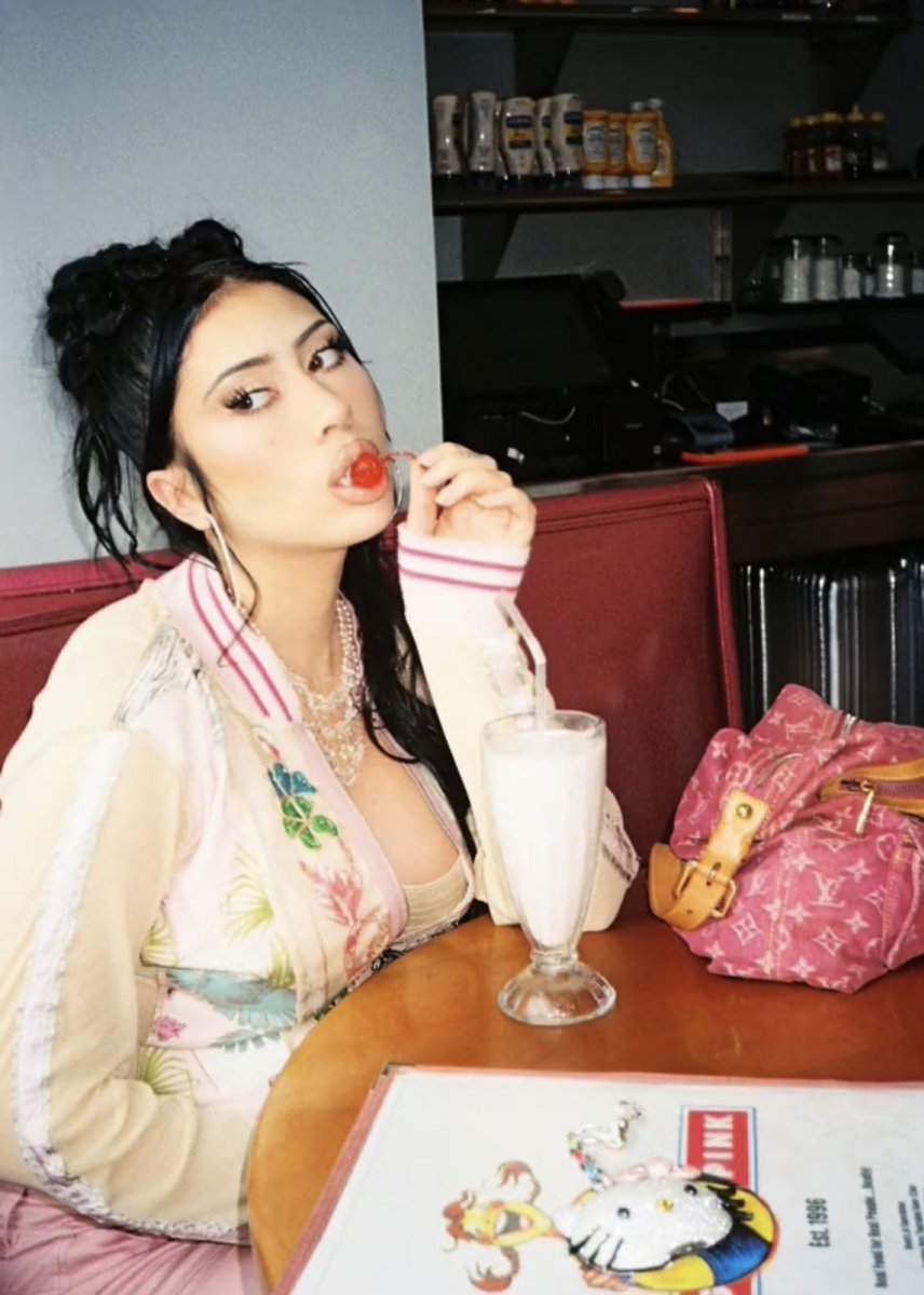 LaUnicaUpdates's tweet photo. 🍒

[kali uchis via tik tok] https://t.co/9C6WITPdd7