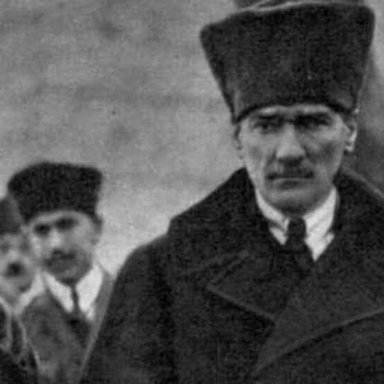 lordsinov's tweet photo. Ali Çavuş, Büyük Taarruz günlerini anlatıyor:

Akşam üzeri Dumlupınar köyüne geldiler. Toprak damlı bir evin damına çadırları kurulmuştu. Hava karardığı zaman serinlik basmış, omuzlarına aldıkları kurt kürklü kaputla çadırın önünde oturuyorlardı. Ben de çok sevdikleri kahveyi sık sık pişiriyordum. 26 Ağustos’tan beri ilk sıcak yemeği de burada yiyebildiler.