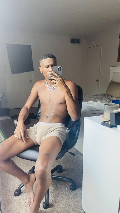 2 pic. Nudes . https://t.co/FD13OnpuHL