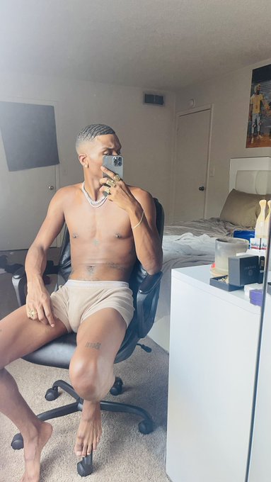 1 pic. Nudes . https://t.co/FD13OnpuHL