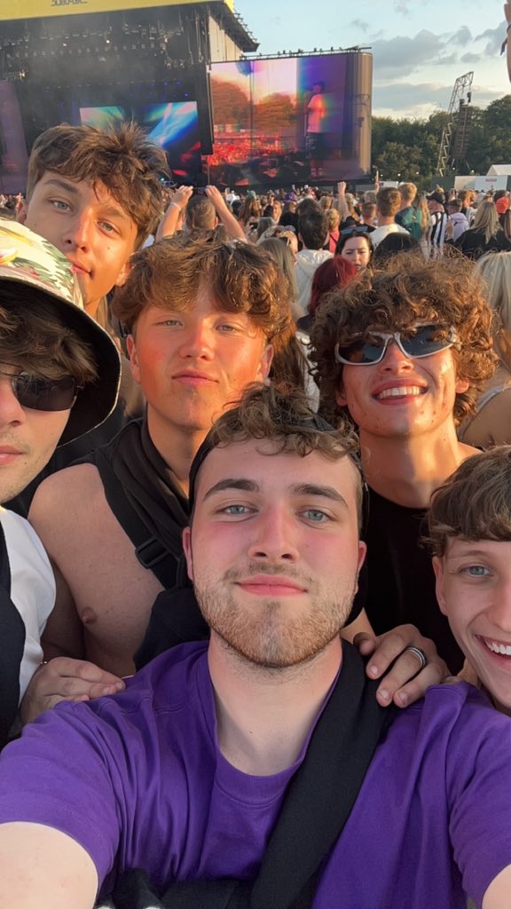 DanAgar6's tweet photo. Hide yo mothers #lookoutforeachother #leedsfest https://t.co/Sf5mkveA55