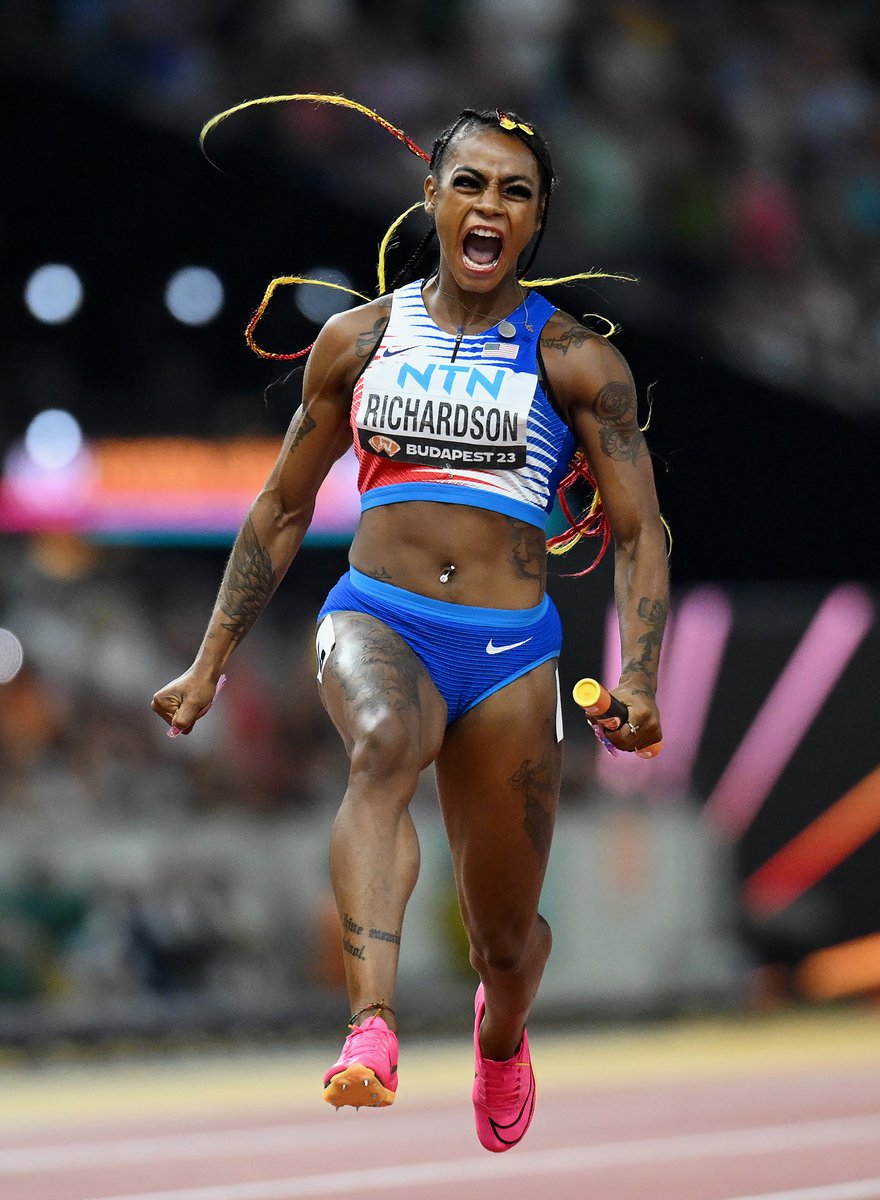 WorldAthletics's tweet photo. US 4x100m DOUBLE 🔥

That's it, that's the caption 

#WorldAthleticsChamps https://t.co/hgcWOXAy9Z