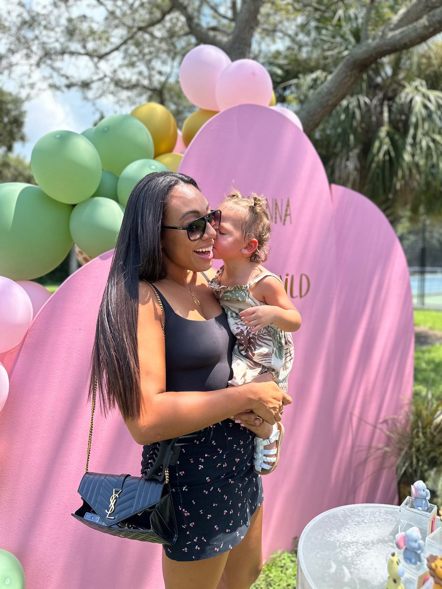 jackie2saints's tweet photo. Are you kiddinggggggg 😭😭😭 How fuckin adorable is she 😭😭😭 @Danielafknight https://t.co/TsY4xz0Fgr