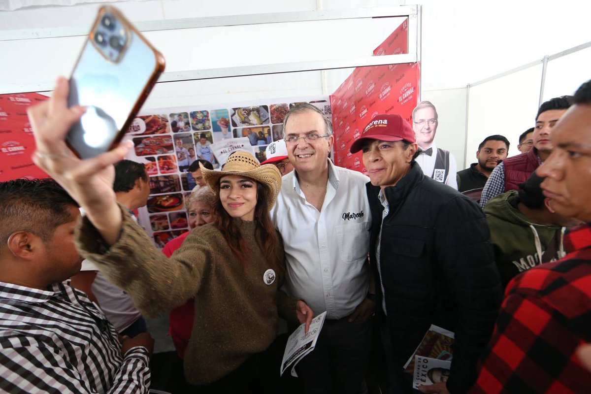 ComeleCarnal's tweet photo. ¡Estamos muy contentos de todo lo que se vivió en la final del Torneo El Carnal del Barrio ⚽!

Recibimos al Carnal @m_ebrard en nuestro stand, convivimos y nos divertimos a lo grande. 🎉👏🎈

#CómeleCarnal #YaSabesCuál https://t.co/IUtjPfaGoy