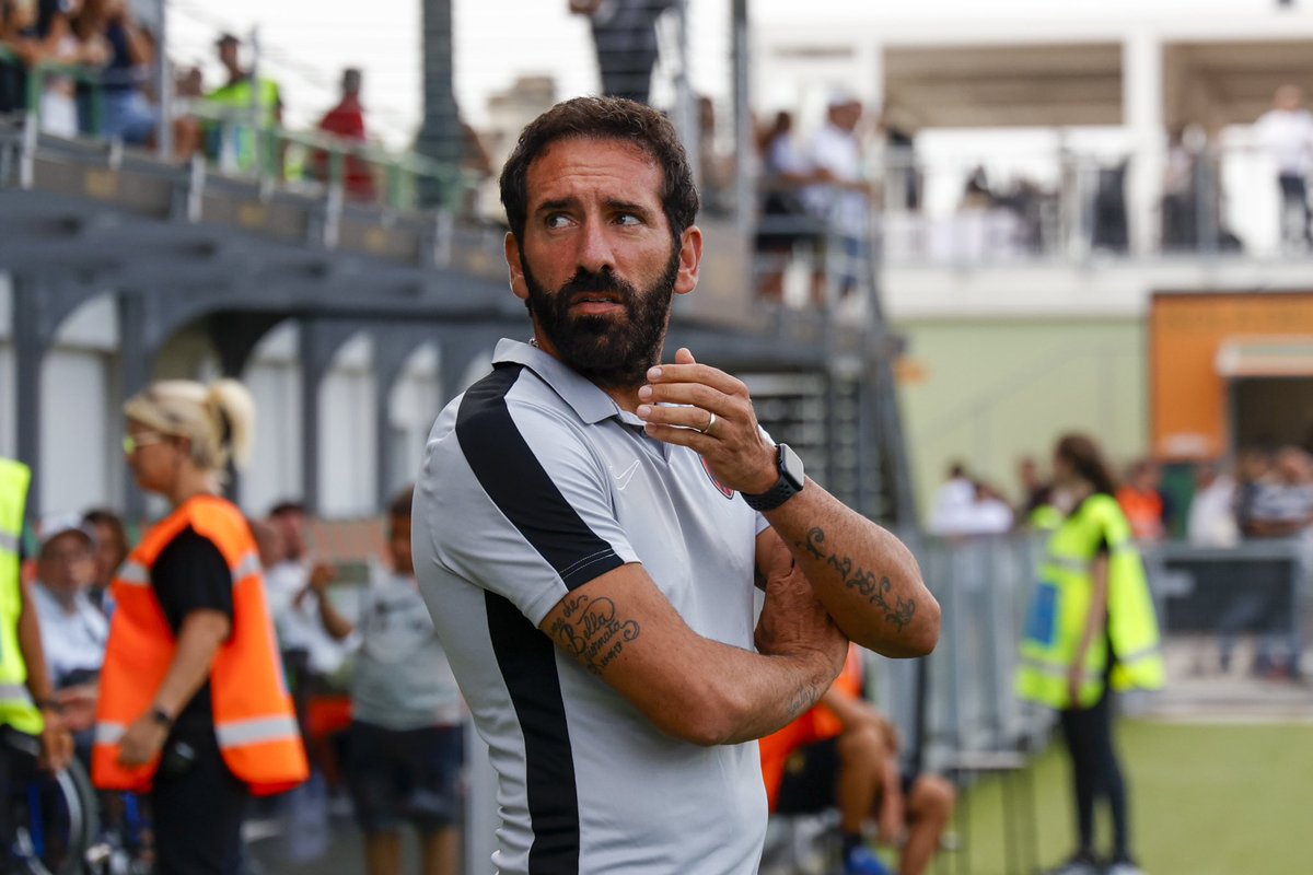 CosenzaOfficial's tweet photo. 🐺 Mister Caserta commenta il pareggio di Venezia. Martedì #tuttialMarulla per Cosenza-Modena 🔜❤️🔥💙
La conferenza 🎙️ https://t.co/cZUFCfcZZE
#ForzaLupi #VENCOS https://t.co/xACkPfVUIV