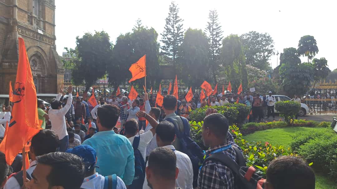 Crtu_cr_Rly's tweet photo. सेंट्रल रेलवे प्रशासन द्वारा GDCE 2019 और 2022 का नोटीफिकेशन रद्द करने पर महाप्रबंधक कार्यालय  पर आक्रोश मोर्चा।
रेल कर्मचारी के भविष्य के साथ खिलवाड़ करना बंद करे और रद्द करने का निर्णय वापस ले अन्यथा ये आंदोलन आगामी विशाल रूप लेने के लिए मजबुर होगा। https://t.co/AvhKkapLlN