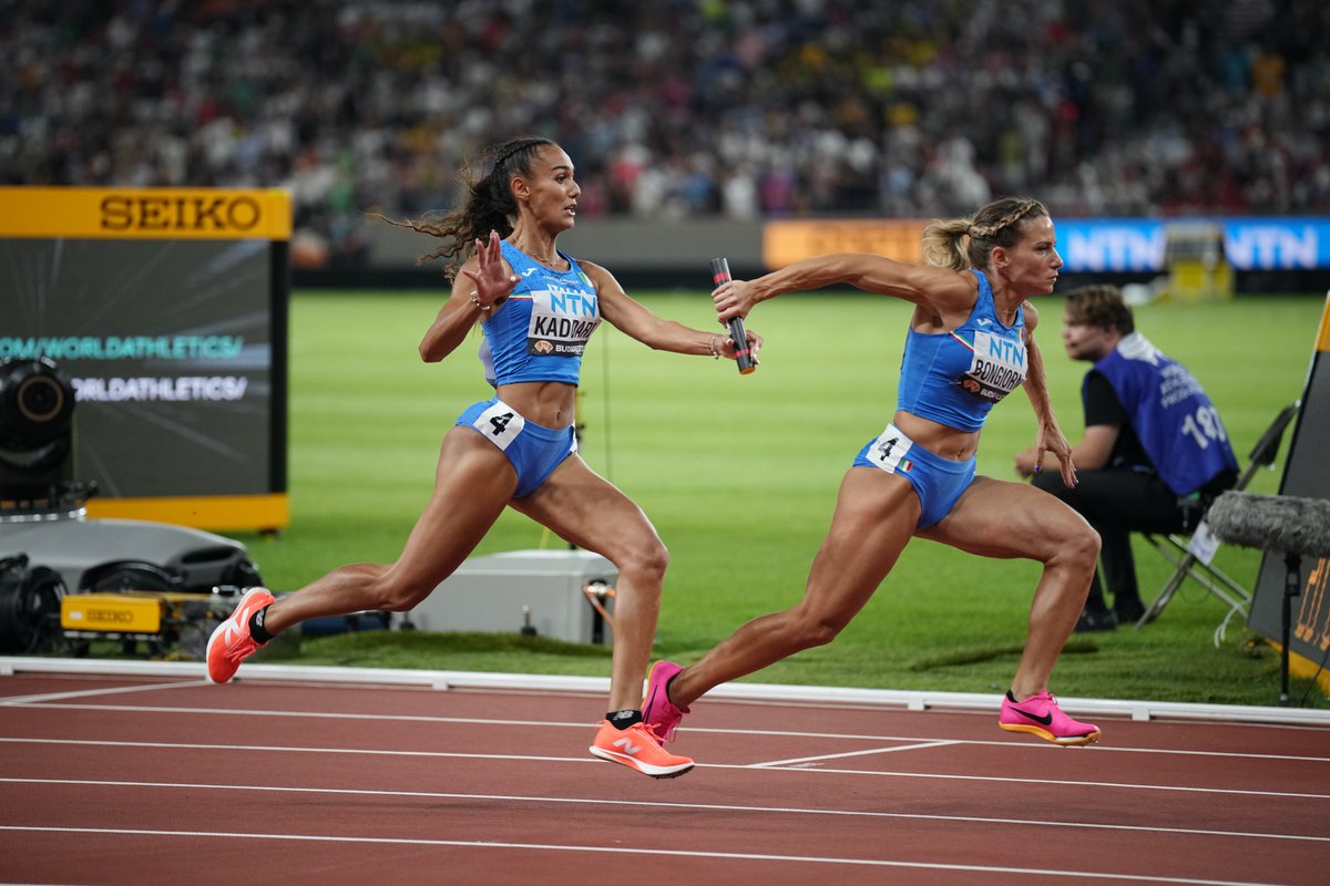 atleticaitalia's tweet photo. 😍 𝐑 𝐀 𝐆 𝐀 𝐙 𝐙 𝐄  𝐃 𝐀  𝐅 𝐀 𝐕 𝐎 𝐋 𝐀

Storico quarto posto mondiale per le azzurre, miglior piazzamento di sempre per la staffetta 4x100 italiana: Zaynab Dosso, Dalia Kaddari, Anna Bongiorni, Alessia Pavese 42.49 #Budapest2023

Ph. Grana/FIDAL https://t.co/j8Zyj8WeIg