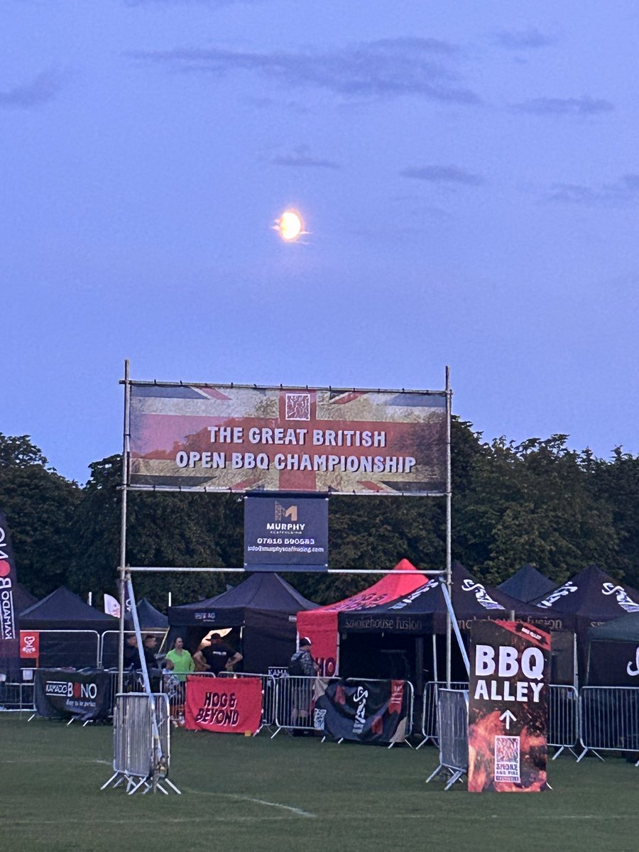 What a magnificent sight and message right on point 👌 @SmokeFireFest #biteintobritish 🇬🇧#backbritishfarming #bbq #bbqfest #maldon #kamado SO MUCH YUMMY FOOD 🔥🤤🤤🤤