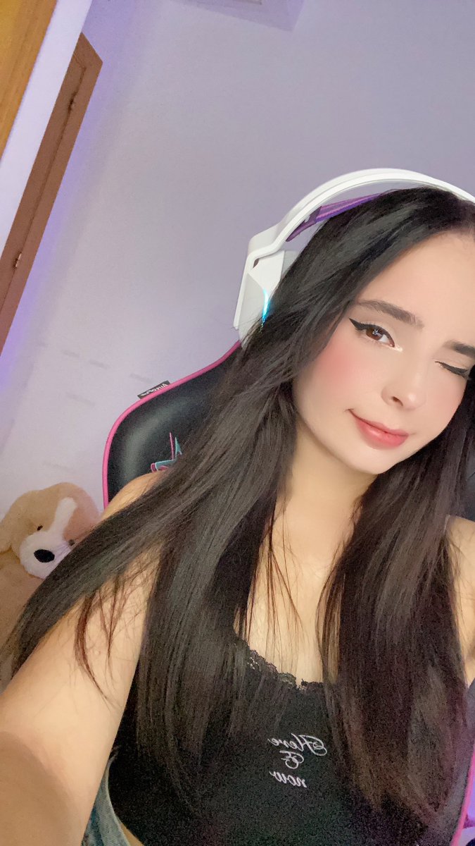 holii estoy en directo :) 

twitch.tv/silviaacat
🩵