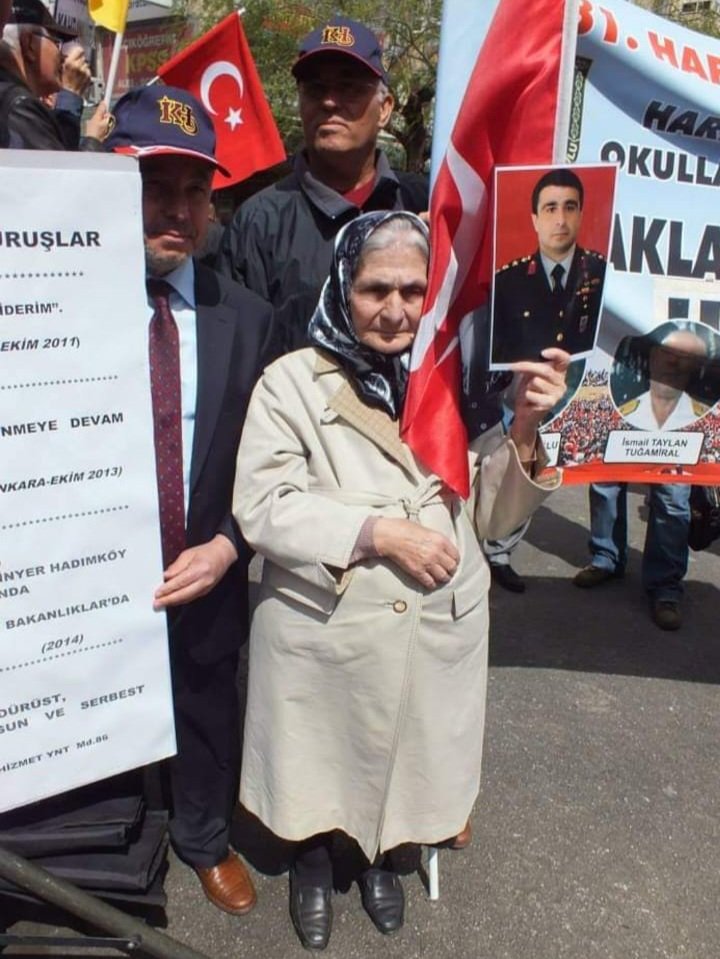 Ah anacığım!
Karadenizin başeğmez hırçın kadını!
Ahir ömründe evlat ve eş acısının yanında oğlunun iftirayla c.evine girmesine öyle içerlemişsin ki o gün dizlerinde şiddetli ağrılar peyda olmuş!
80'nin de yollara düşmüştün oğlun için
5 yıl oldu Hakk'a yürüyeli rahmet ve dua ile