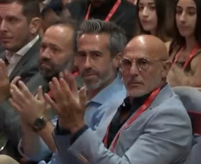 JesusCintora's tweet photo. Tras aplaudir a Rubiales, que le anunció 4 años de contrato a medio millón de euros anuales, Jorge Vilda, entrenador de la selección femenina, no dimite y habla ahora de “comportamiento impropio de nuestro hasta ahora máximo dirigente,que él ha reconocido” https://t.co/E6XoPx3lTD https://t.co/H87RFggEMn