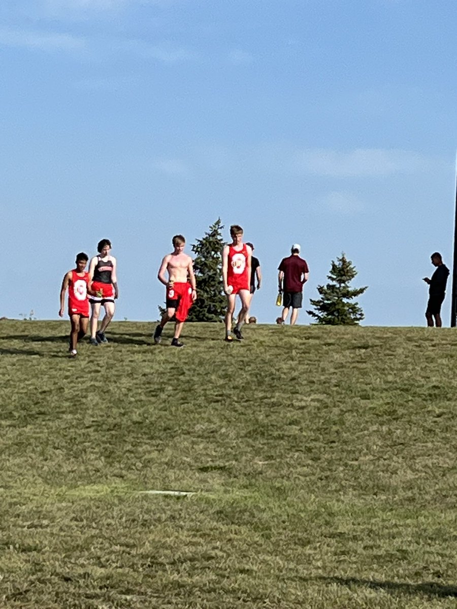dogsonseven's tweet photo. These kids loaded the bus at 5am and every returner ran meet personal bests! https://t.co/k9I36e8iJW