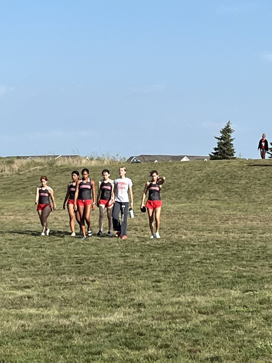 dogsonseven's tweet photo. These kids loaded the bus at 5am and every returner ran meet personal bests! https://t.co/k9I36e8iJW