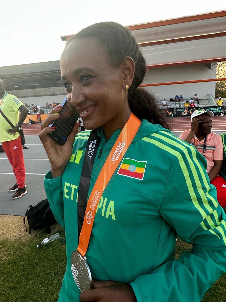 SahleWorkZewde's tweet photo. በ Budapest የዓለም አትሌቲክስ ውድድር ላይ ታላቅ ድል ካስገነዘቡት አትሌቶቻችን መካከል ለጊዜው ልናገኛቸው የቻልነውን በስልክ አነጋግርያለሁ። 
የሚገባቸውን አቀባበል በቅርቡ እስከምናደርግላቸው ድረስ የሕዝባችንን ደስታና ኩራት ገልጫለሁ። https://t.co/6pSit7ULys