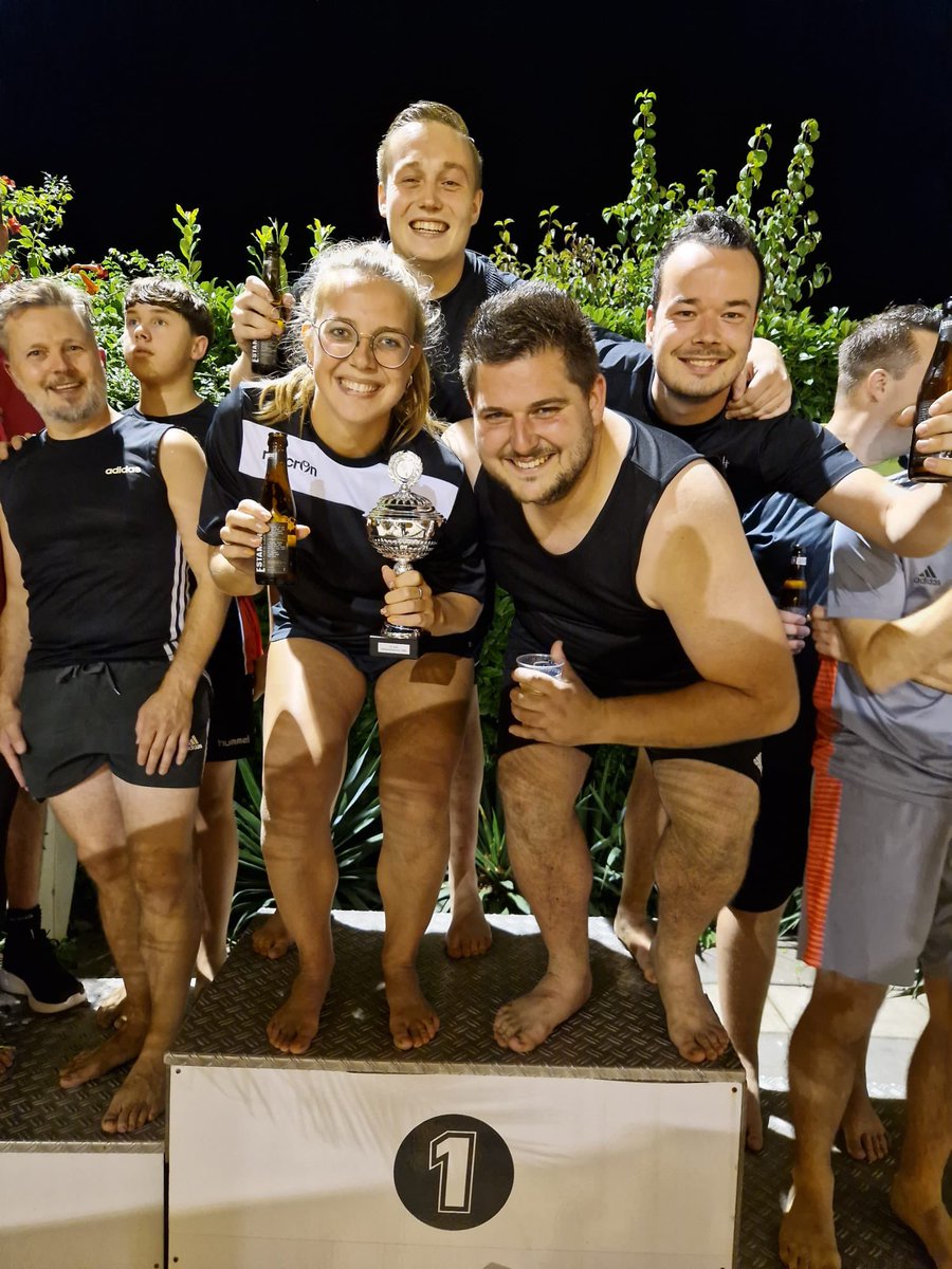 Afgelopen vrijdag was het weer tijd voor het 4de Familie-Vrienden-Bedrijven toernooi van het jaar. 
Een prachtige zomeravond waarbij veel teams veel wedstrijdjes speelden en waarbij het tot in de late uurtjes gezellig was op de Copakadijk. 

Allemaal bedankt voor de gezelligheid!