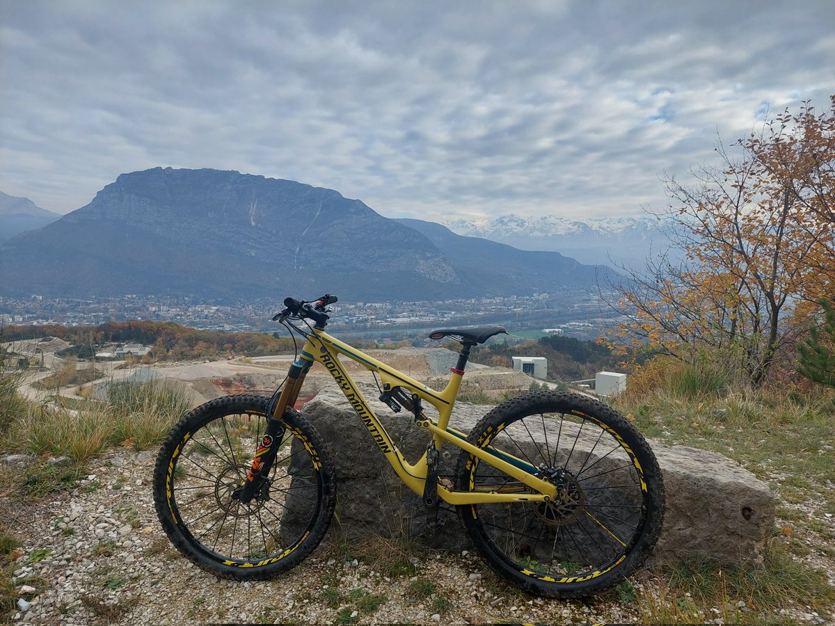 🔴ALERTE VÉLO VOLÉ🔴
VTT Rocky Mountain Altitude 790 MSL jaune, 2015
🅿️ Paravol: PAGX-1351-76
📍 Espace Comboire, Echirolles
📆 25/08/203
📝 pré-plainte ✔️
🧐 trace usure arrière côté disque, suspensions Fox, selle Flite ancienne, cadre carbone
➡️ 🚔 ou <a href="/fmirault/">Flavien MIRAULT</a>
#VéloVoléGre 👀