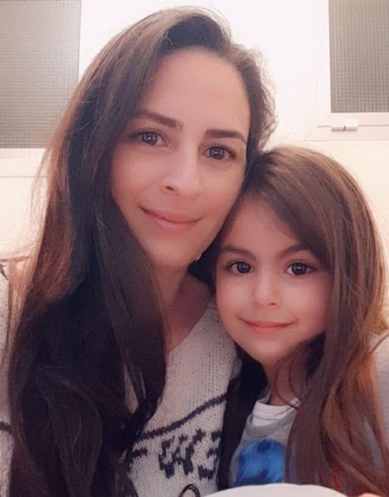 dana_kyriakos's tweet photo. 🔴 توفيت الطفلة نايا حنا  بعد 3 أسابيع من إصابتها بالرصاص الطائش في أوائل الشهر الحالي
الله يصبر اهلك وانت ملاك طالع عالسما🙏
سامحينا يا نايا ما قدرنا نحميكي من المجرمين ونأمنلك طفولة هنية 
الى اللقاء يا ملاك 😢😢 https://t.co/rHrjM6TWnE