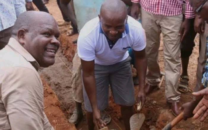 AfricaFactsZone's tweet photo. Kenyan Politician, Kithure Kindiki flew in a helicopter to help build a mud classroom for a mud primary school in 2018.

He was a Senator at the time. https://t.co/Oqb65Zu3q9