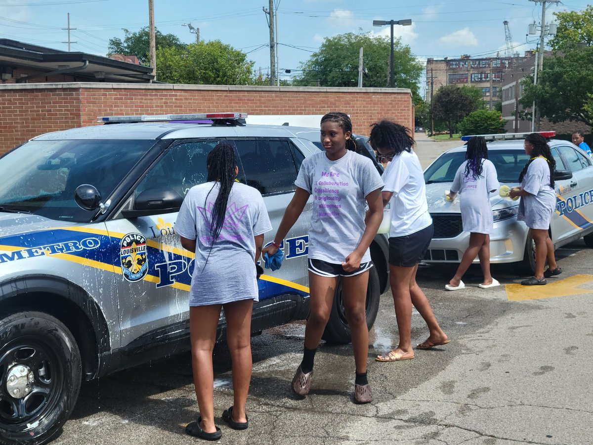 FeliciaGrahamAP's tweet photo. @STEAM_GEMS @LFGJCPS
The Volleyball GEMS had a successful carwash today and had their smiles on display the entire time! 🧽🫧 #onecrown #onesisterhood #crownsup https://t.co/F6GpwjuInP