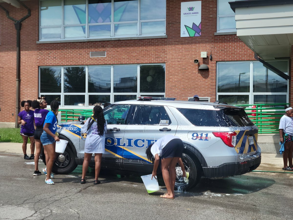FeliciaGrahamAP's tweet photo. @STEAM_GEMS @LFGJCPS
The Volleyball GEMS had a successful carwash today and had their smiles on display the entire time! 🧽🫧 #onecrown #onesisterhood #crownsup https://t.co/F6GpwjuInP
