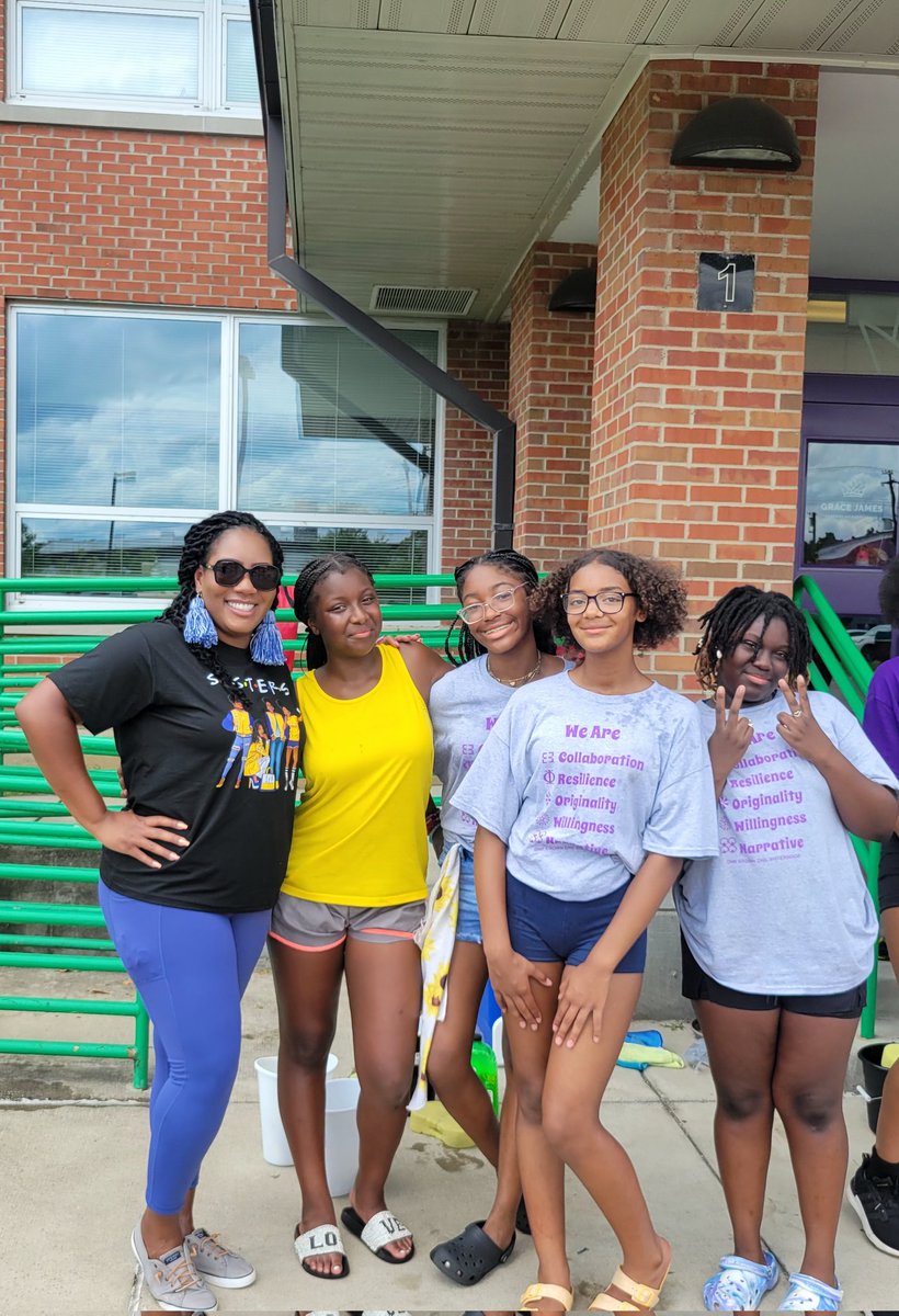 FeliciaGrahamAP's tweet photo. @STEAM_GEMS @LFGJCPS
The Volleyball GEMS had a successful carwash today and had their smiles on display the entire time! 🧽🫧 #onecrown #onesisterhood #crownsup https://t.co/F6GpwjuInP