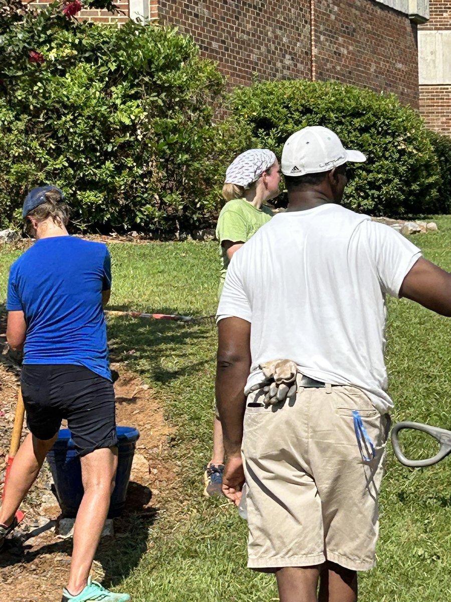 ButlerNneka's tweet photo. Campus cleanup at Griffin Middle school. Thank you parents, teachers and students that help clean up and spruce up some of the flower beds. Thank you PTSA for the cold water and Gatorade and thank you to our school board member  for stopping by. #giffinwildcats https://t.co/wfXJD5KSyB