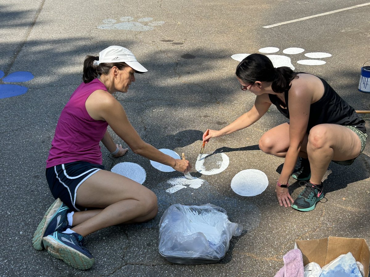 ButlerNneka's tweet photo. Campus cleanup at Griffin Middle school. Thank you parents, teachers and students that help clean up and spruce up some of the flower beds. Thank you PTSA for the cold water and Gatorade and thank you to our school board member  for stopping by. #giffinwildcats https://t.co/wfXJD5KSyB