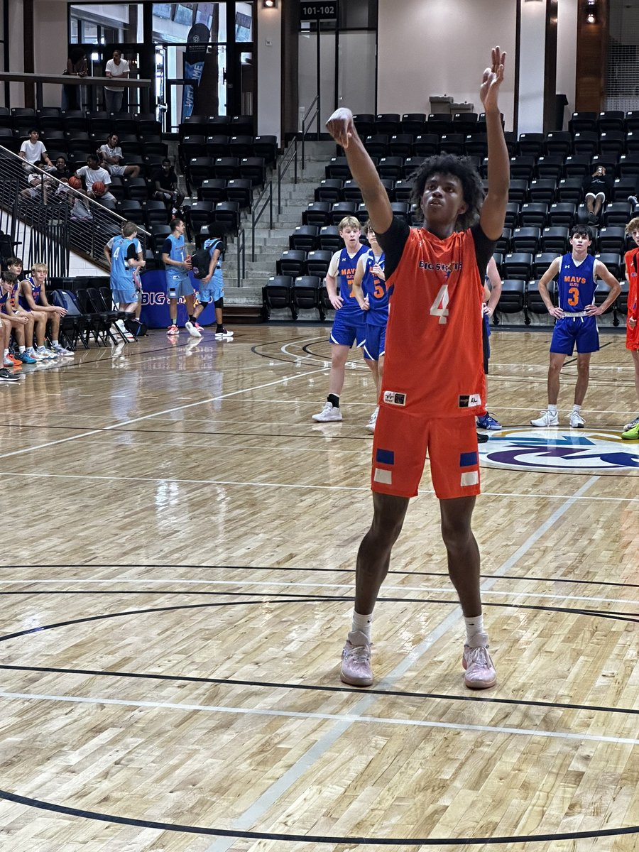 BigShotsGlobal's tweet photo. #BIGSHOTS #RockHillFinale 

#4 2024 6’7 Tre Crite showing why he is a legitimate prospect in his class. Tre has been scoring at each level of the floor with a smooth shot and physical play under the basket. Can push the ball really well for his size and has been a force with his ability to block shots on the interior.