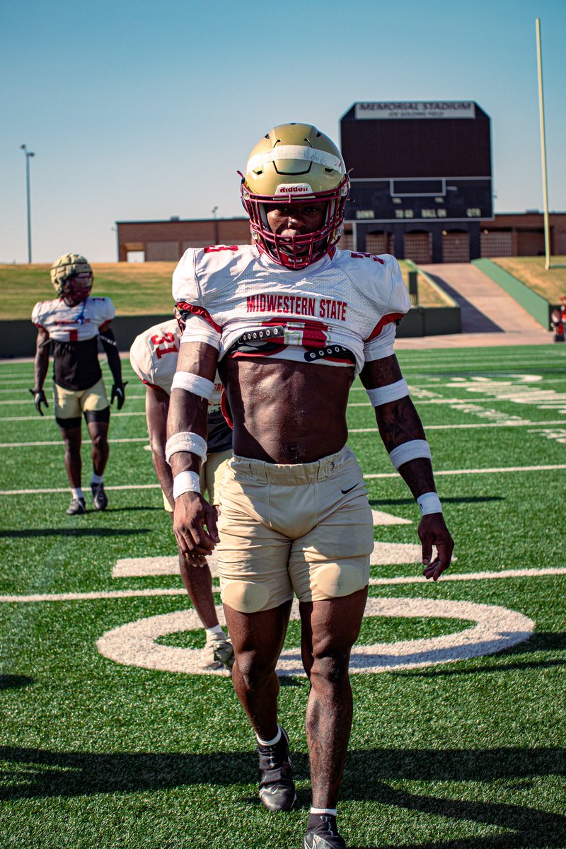 JavianGipsonH's tweet photo. Fall Camp ✅ #LLMARVIN https://t.co/ErPW7SeCGf