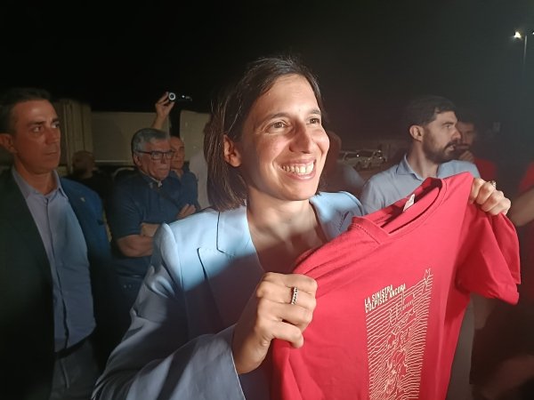 maurizio_staff's tweet photo. La segretaria del PD arriva a #Vicenza per #FornaciRosse dopo la mancata chiamata durante la campagna elettorale. Folla per @ellyesse a Fornaci rosse, il festival della sinistra giunto alla decima edizione.
#Schlein #PDCommunity https://t.co/miqElB2QNc