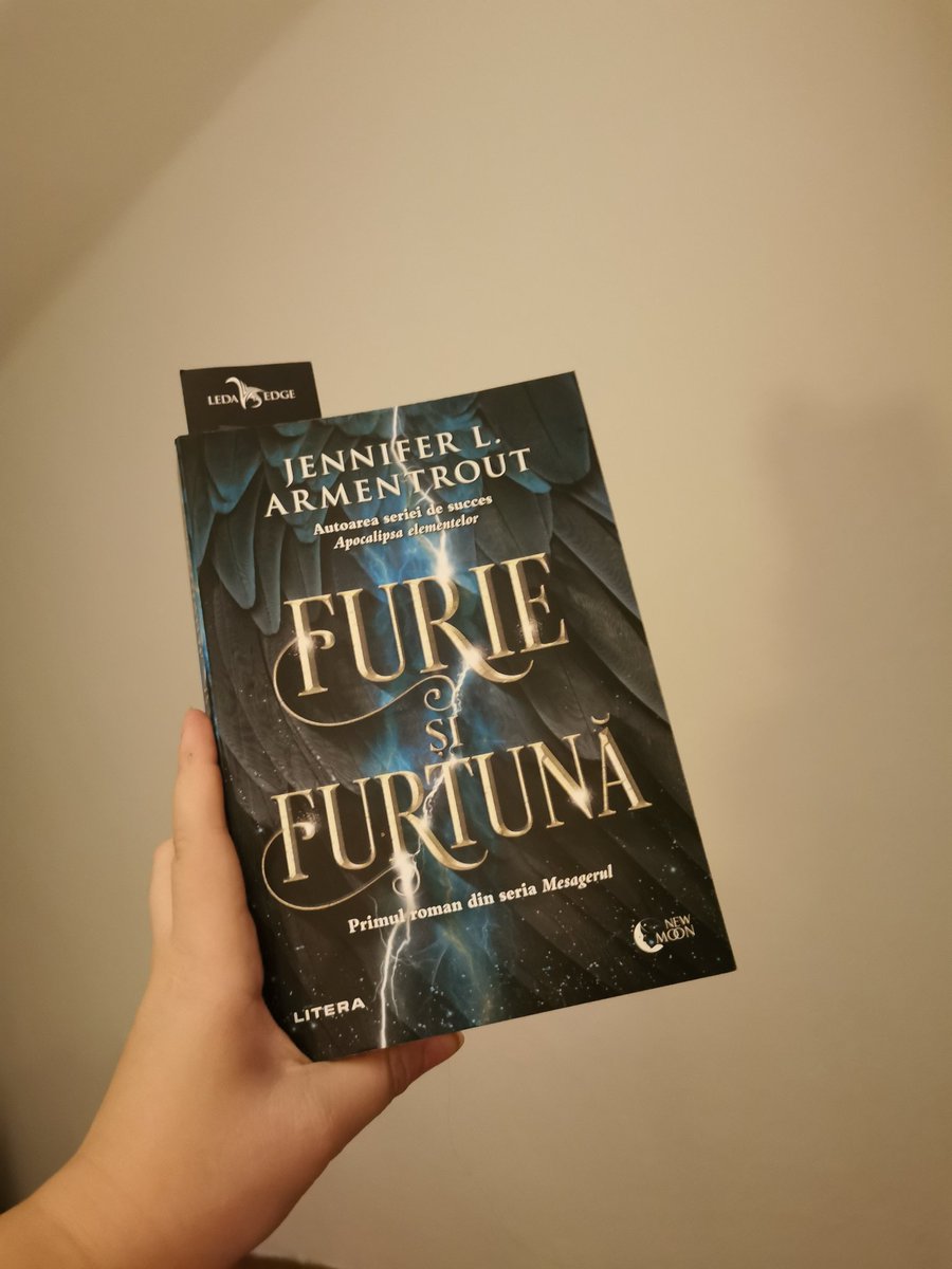 hereselain's tweet photo. //Currently reading : Storm and Fury by Jennifer L Armentrout https://t.co/AGrcyigiSS