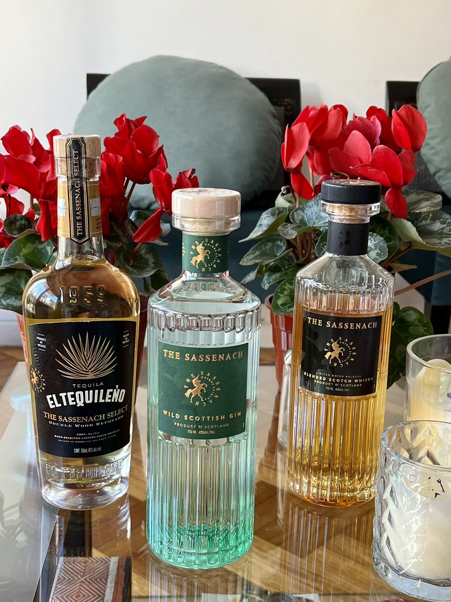 Patoroca2's tweet image. The “Three Amigos” finally arrived Home!! Just in time for the weekend! Wohoooo! 💃🎉 @SamHeughan @RealAlexNorouzi Can’t wait to do some cocktails and taste the Gin and Tequila! The Sassenach Whisky is delicious! Sláinte!! 🥃🥃🍸🍸🍹🍹🎉🎶 @SassenachSpirit @GreatGlenCo