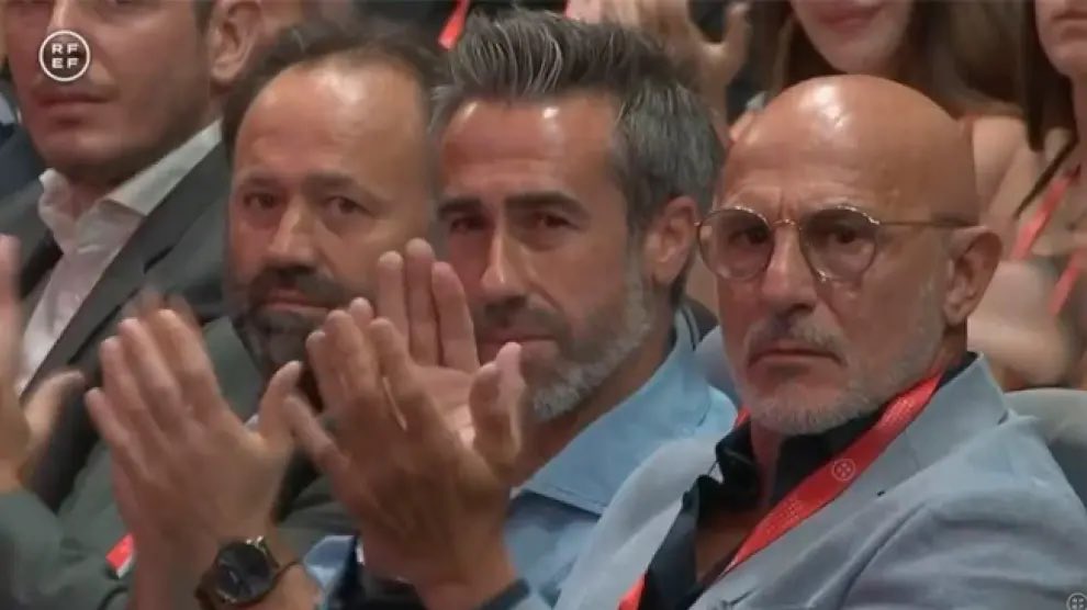 victorg91's tweet photo. Luis de la Fuente y Jorge Vilda, seleccionadores nacionales masculino y femenino, aplaudieron ayer el discurso de Rubiales en la asamblea de la RFEF, e incluso se pusieron en pie ovacionándole.

Hoy, ambos han emitido un comunicado condenando el comportamiento del hasta ahora presidente.

Parece bastante evidente que se debe a un intento desesperado de salvar los muebles, conscientes de que el barco se hunde, pero en la retina de toda la sociedad española queda el recuerdo de que, cuando tuvieron la oportunidad de posicionarse y criticar la vergonzosa conducta de Rubiales, optaron por ratificarle.

Ellos se situaron en el lado incorrecto de la historia. Y todo el país lo sabe.