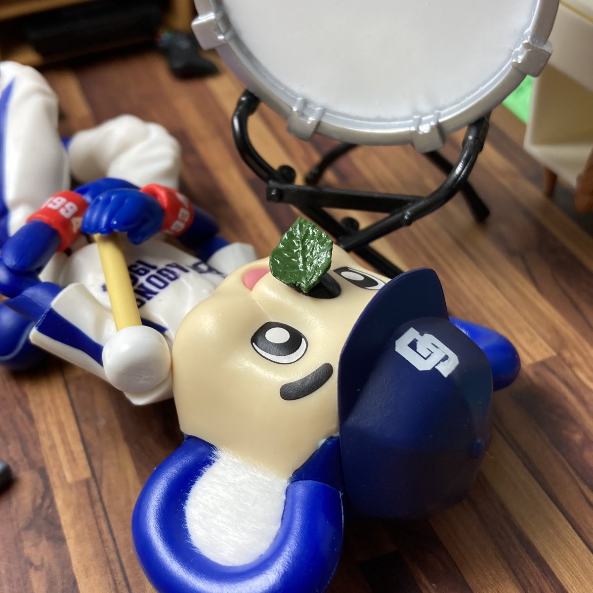 doalagohanbot's tweet photo. (先頭きって さいぜんせん 疾風のごとく はしりつづけ だれより ﾁｰﾑをおもい かちにこだわる すがたに ゆうきを もらっています 2000本とっぱ おめでとう 道は一筋 ﾄﾞﾗｺﾞﾝｽﾞの 誇りです)
と思うドアラであった

※8連敗 不用品贈呈：葉っぱ
※太鼓は 大島 2000本安打 記念ボーナスです。 https://t.co/6G82AZxvdG