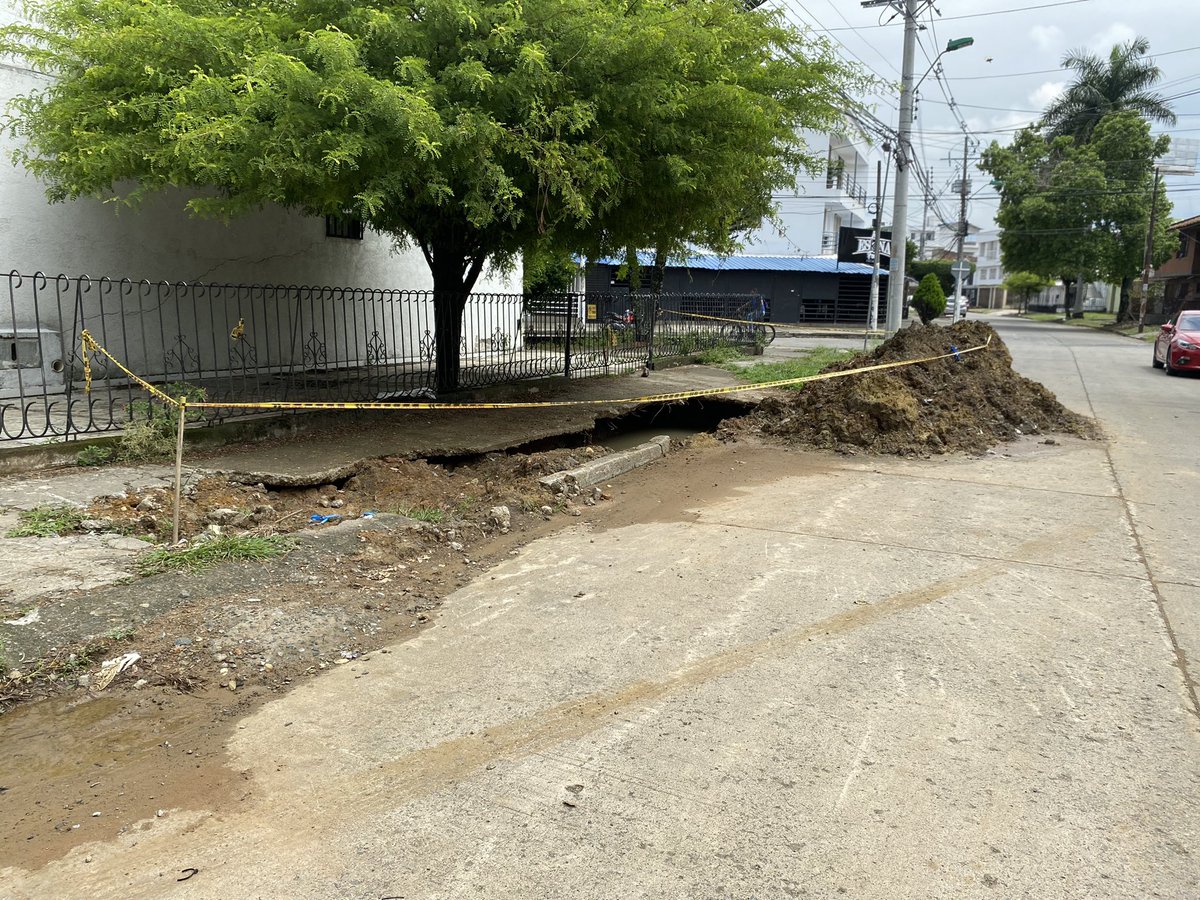 Maky347's tweet photo. @EMCALIoficial @YaCelacanto @quepasaencalive @EnterateCali @CaliWebCo @CaliSosVos @calioknoticias @adncali @AlcaldiaDeCali Y hasta cuando más este daño en colseguros andes, que nos tiene con baja presión y un peligro para el transeúnte que no tiene andén por donde caminar y se arriesga a pasar e mitad de calle, sin contar el peligro de caída. Gracias https://t.co/9rgBMsHVr9