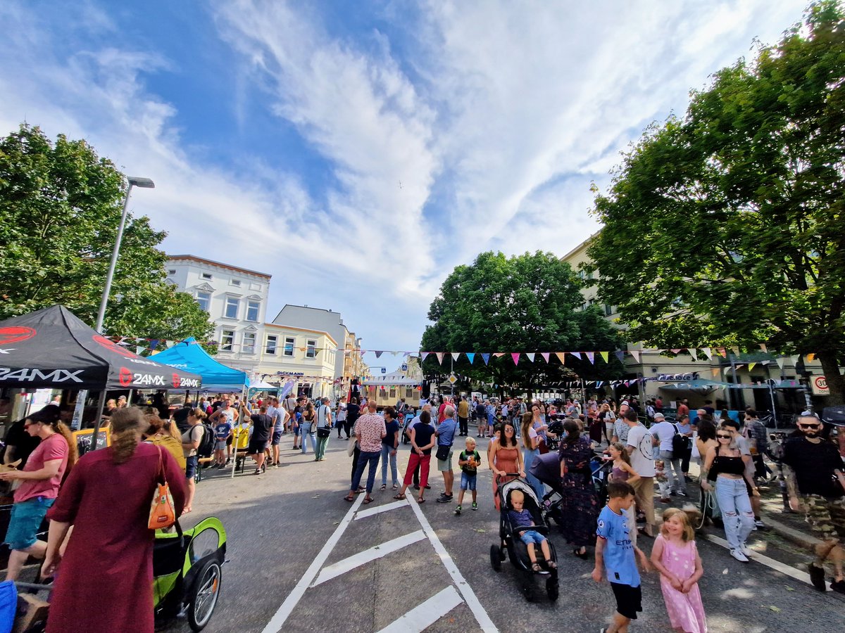 StephanBublitz's tweet photo. Die diesjährigen Songtage mal anders: Das Stadtfelder Straßenkulturfest unter dem Motto "Kunst statt Blech" am Lessingplatz läuft! 🎵😎 #Magdeburg #Kultur https://t.co/dS6hJBudbo