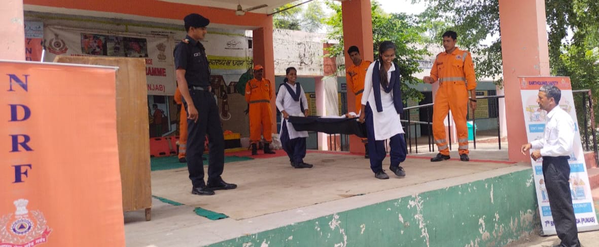 07NDRF's tweet photo. #Team7BnNDRF conducted #SSP under Famex at GSSS Bhudpur, Rewari (HRY).
Topics Covered
Flood safety &amp; Rescue Techniques
CPR
Bandage
Bleeding Control
Splinting 
Dos &amp; Don'ts during Earthquake
Precautions during Heat Waves
@ndrfhq 
@atulkarwal
@ndmaindia 
@cmohry
@ANI 
@pib_india https://t.co/5wbe08Jtbd