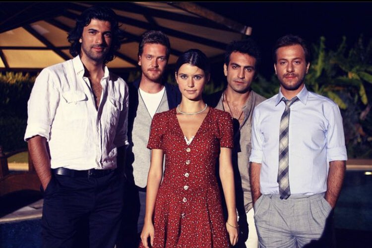 Engin Akyürek, Engin Öztürk, Beren Saat, Buğra Gülsoy e Kaan Taşaner durante Fatmagül