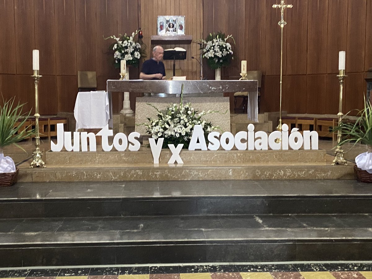 Arturo_Manso's tweet photo. Hoy como hace más de 300 años hiciera La Salle, 9 lasalianos inician su compromiso de Asociación a la Misión Educativa Lasaliana, FELICIDADES!!!! https://t.co/8mVoqUvNeN