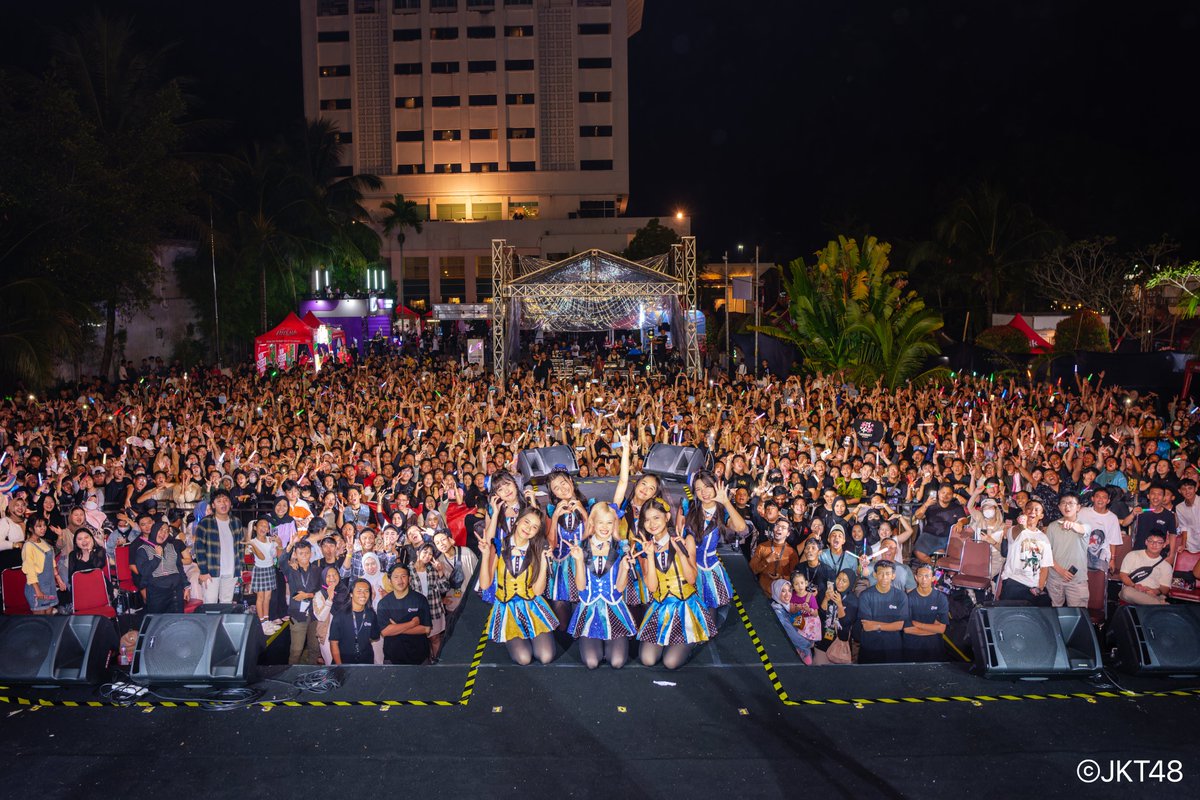 officialJKT48's tweet photo. Pontianak! Terima kasih ya, kalian seru sekali malam ini! Sampai bertemu lagi! https://t.co/lLisBTsUyL