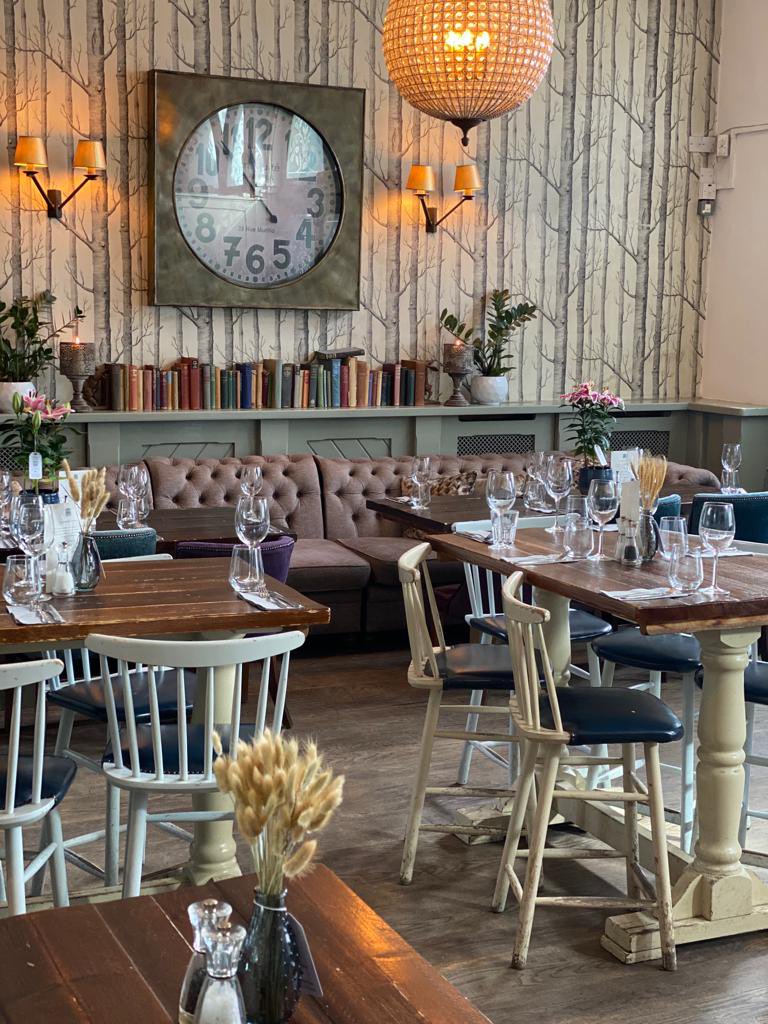 HollywoodSW10's tweet image. Tomorrow is bank holiday Sunday and that means you have a whole extra day off to make the most off, and the best way to start that day? A roast at The Hollywood Arms of course!!

Link in the bio to book!

#sw10 #bankholiday #augustbankholidayweekend #chelsea #roast #sunday