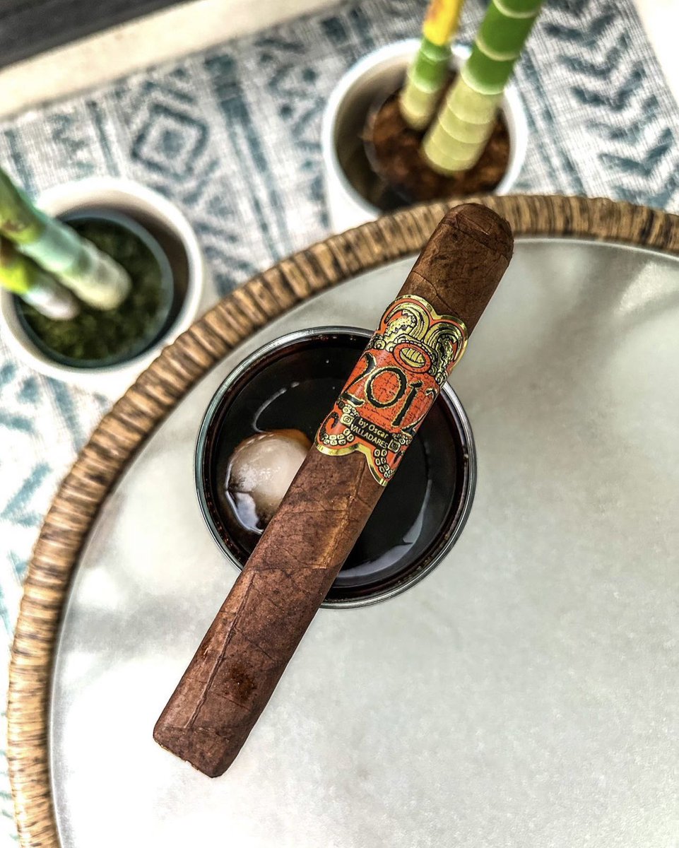 ovcigars's tweet photo. Weekend is here🔥

IG 📸 @tiffanyandsmoke 
#2012Corojo https://t.co/8oRilTpLDr
