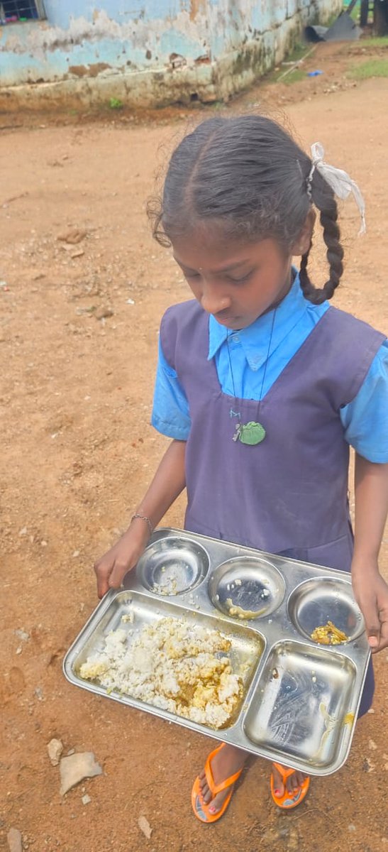 PRASOONJDP's tweet photo. @ChhattisgarhCMO @PMOIndia
@maheshgagdabjp @Drpremsaisingh
@tamradhwajsahu0 @EduMinOfIndia @dpradhanbjp
@OfficeDp @SadhnaNews24X7
#भोपालपटनम #पोटाकेबिन

कैसे पेट भरेगा आदिवासी बच्चों का , जब थाली में चावल भी कम और सब्जी गायब , दाल थोड़ी सी , नाश्ता भी कागजो में 🥱🥱 https://t.co/TME41NxV6r